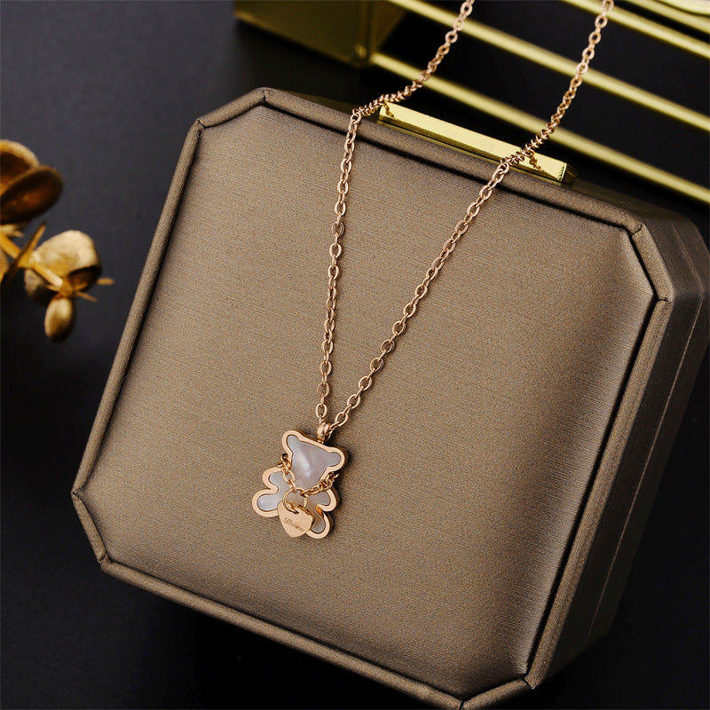 Collana con Ciondolo Orsetto Minimalista in Acciaio al Titanio con Finitura Placcata, Design Geometrico, Versatile Catena per Clavicola da Donna