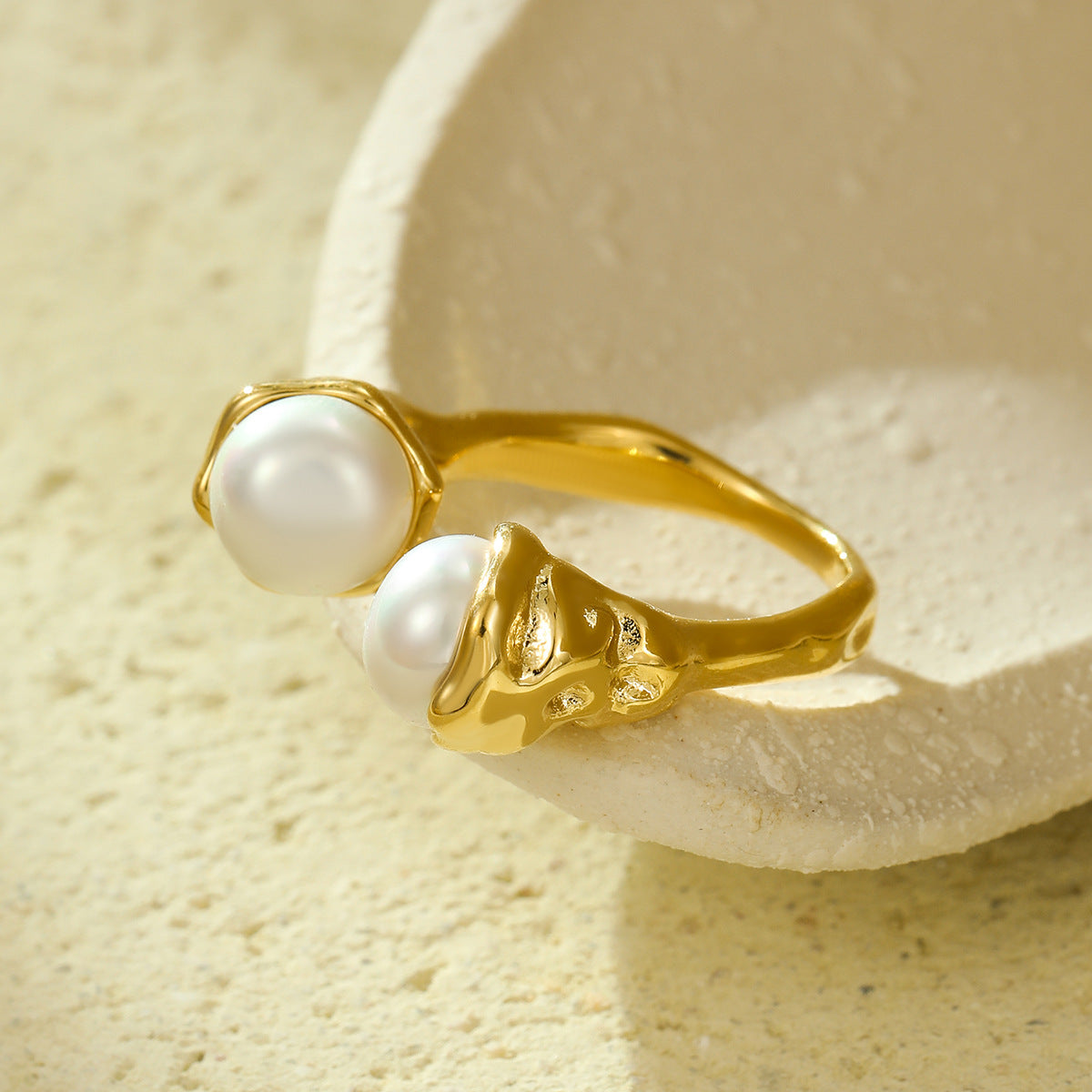 Anello Aperto Minimalista Geometrico in Acciaio al Titanio con Intarsio di Perle da Donna