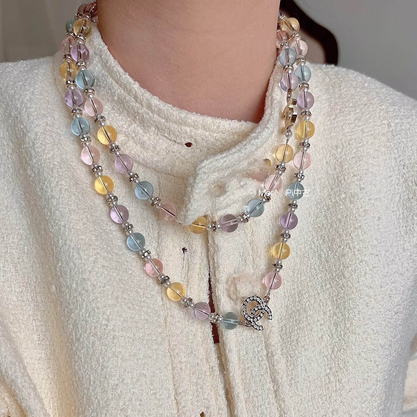 Elegante collar de lujo con letras, pedrería y cuentas de cristal para mujer