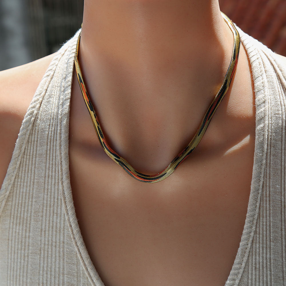 Collana girocollo da donna in acciaio al titanio geometrica minimalista a catena a serpente con finitura placcata, catena clavicola leggera