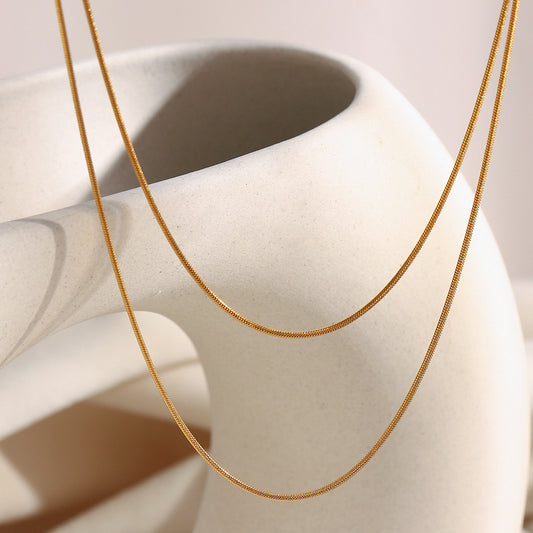 Elegante collar de doble capa de acero inoxidable chapado en oro de 18 quilates con diseño geométrico para mujer