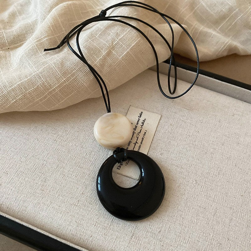 Collana con ciondolo geometrico in acrilico stile retrò da donna con charm in lega, fatta a mano, catena a strati alla moda minimalista