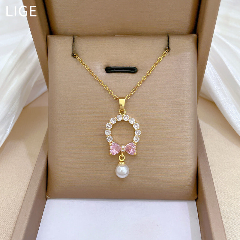 Elegante conjunto de collar y pendientes de mariposa de acero titanio con detalles de perlas e incrustaciones completas de diamantes de imitación para eventos formales de mujer