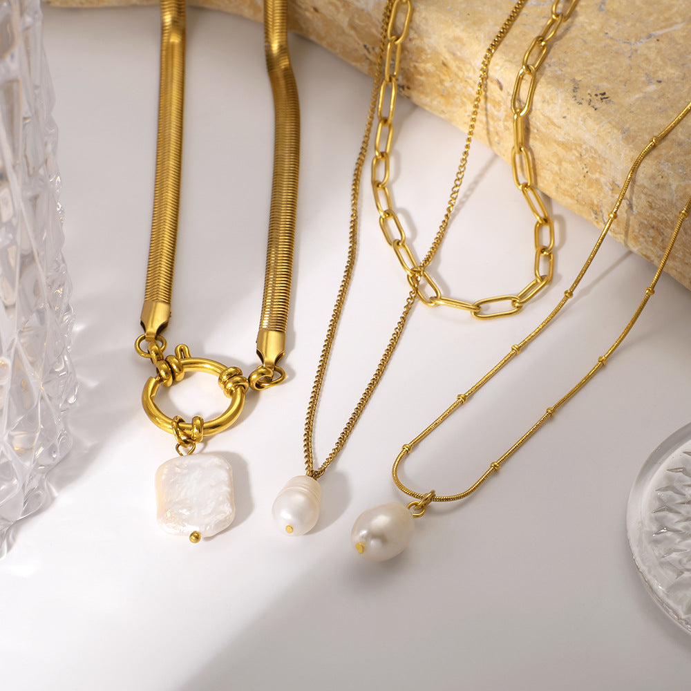 Elegante Collar Colgante Geométrico para Mujer de Inspiración Francesa en Acero Inoxidable con Acabado Chapado al Vacío en Oro de 18K, Acento Floral Romántico, Joyería Estilo Relicario con Cadena O, Regalo
