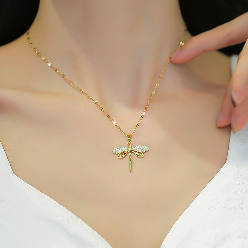 Collar de lujo de acero de titanio con diseño geométrico de mariposa e incrustaciones de diamantes de imitación para mujer, colgante de nube de la suerte