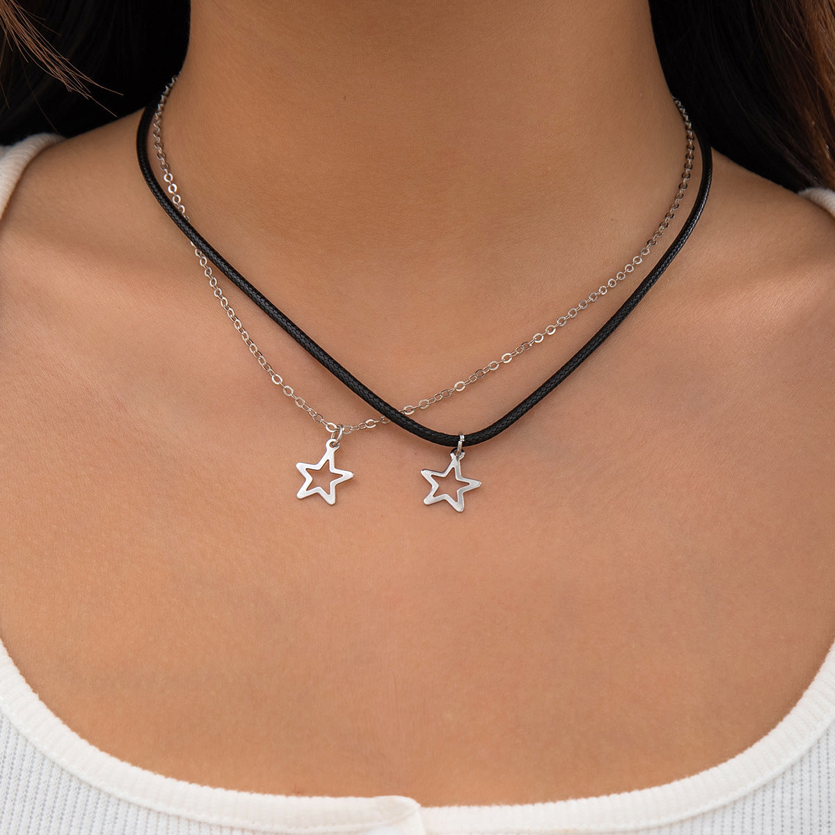 Collar Minimalista de Acero de Titanio con Colgante de Estrella, Diseño Geométrico y Cadena Fina Bañada
