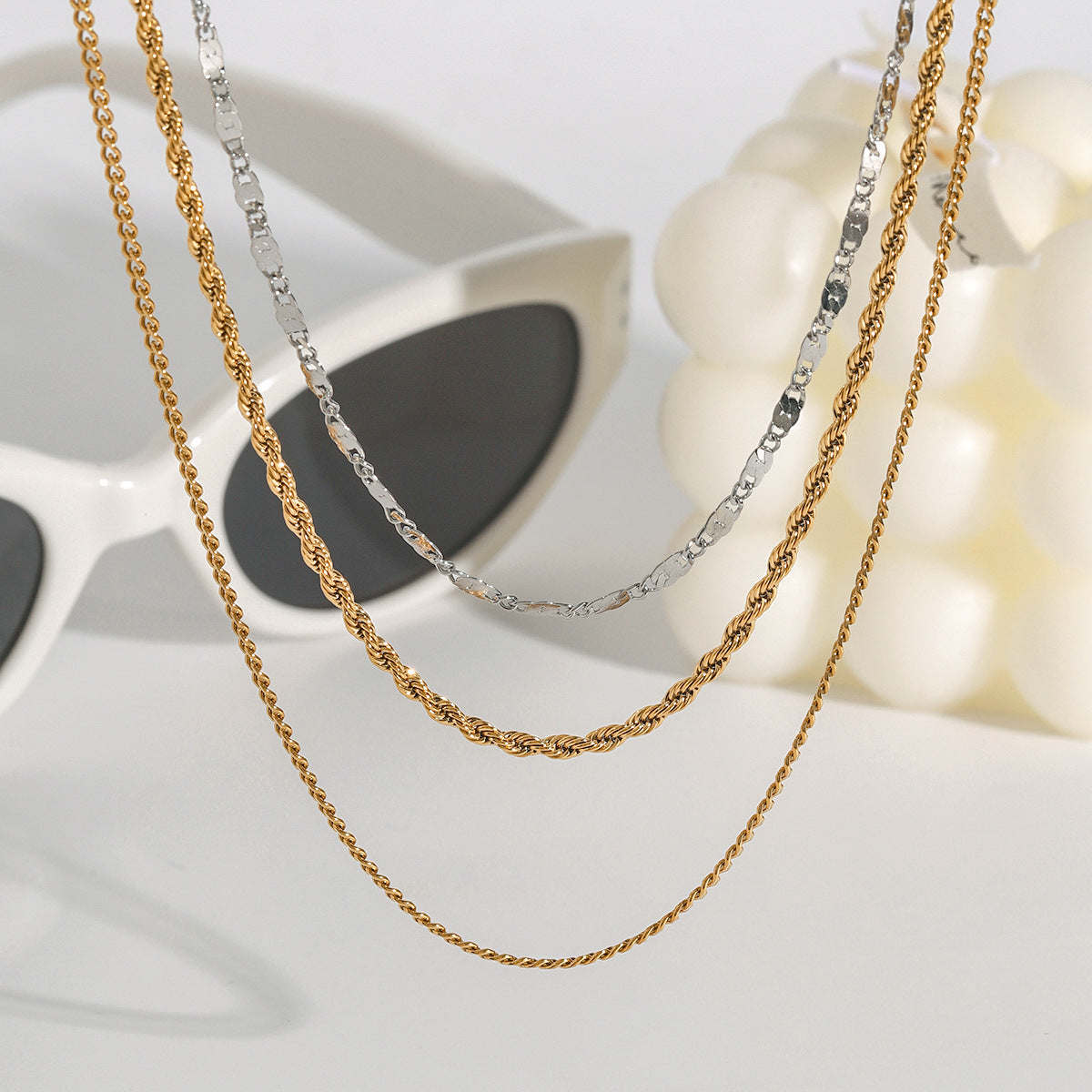Collana da donna a più strati in acciaio inossidabile placcato con ciondolo geometrico in titanio