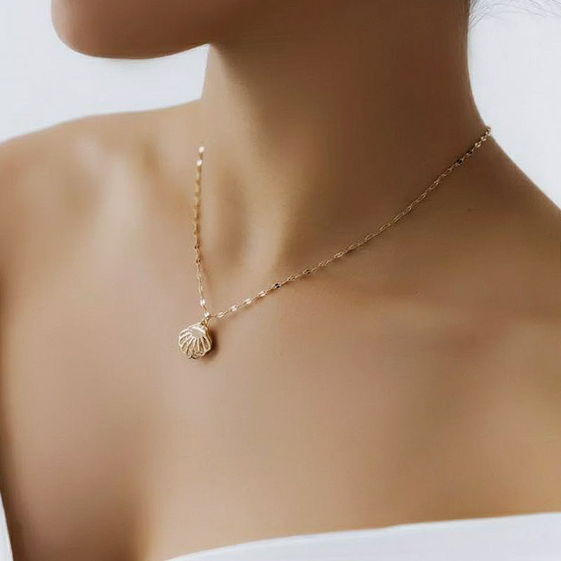 Fashionable Geometric Copper Plated Shell Pendant Necklace for Women with Simulated Pearl Accents and Delicate Collarbone Chain