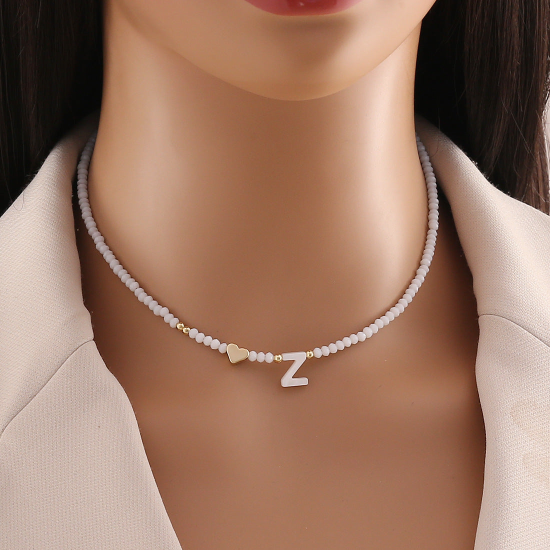Collana con ciondolo a lettera dal design originale con ciondolo a conchiglia e perline di cristallo da donna