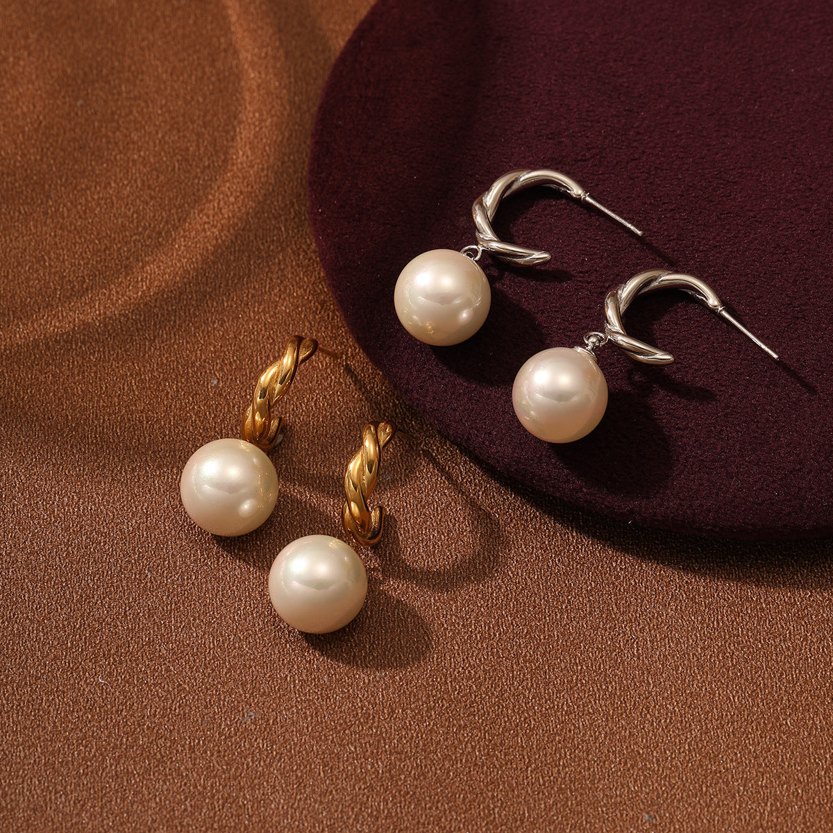 Aretes elegantes minimalistas con forma de perla de acero de titanio para mujer con chapado al vacío de oro de 18 quilates