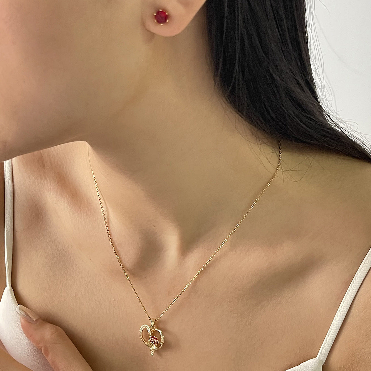 Collana con ciondolo a forma di cuore minimalista in rame e zirconi per donna