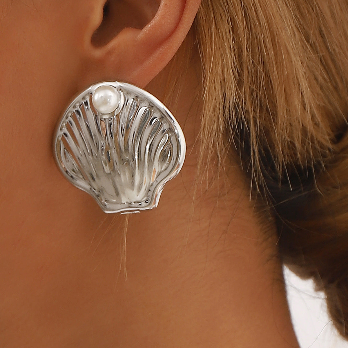 Pendientes de textura geométrica estilo vintage francés con detalles de concha y perlas en hierro galvanizado para mujer