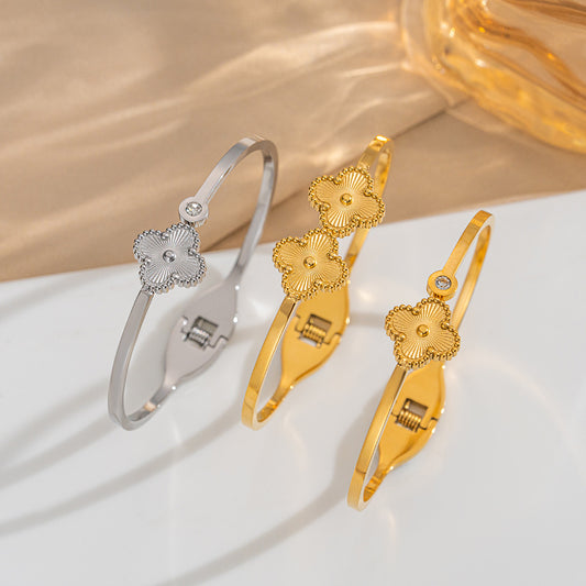 Pulsera de acero titanio con forma de trébol de cuatro hojas, minimalista, con galvanoplastia al vacío para mujer