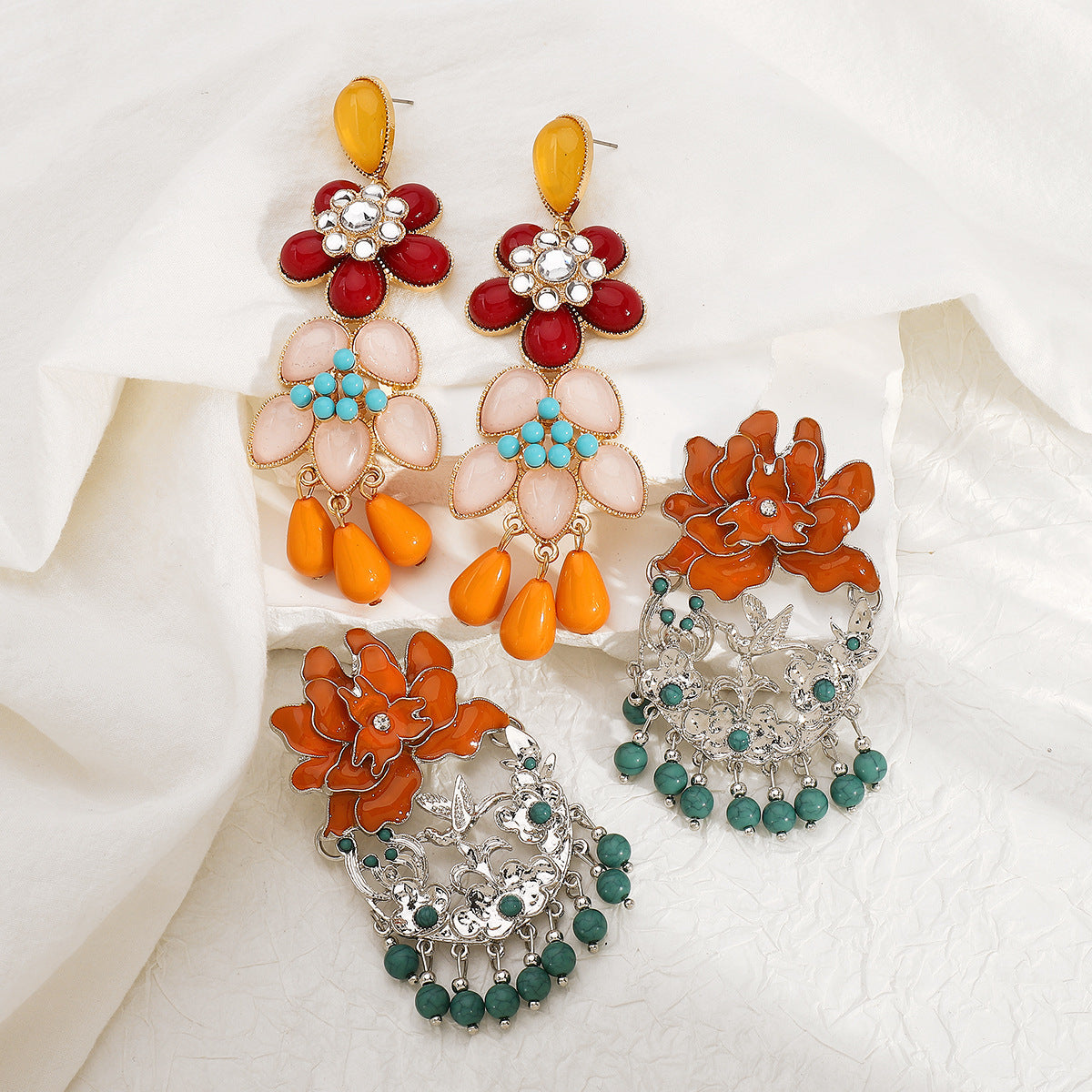 Aretes colgantes llamativos de resina floral bohemia con detalles de diamantes de imitación y postes de acero inoxidable