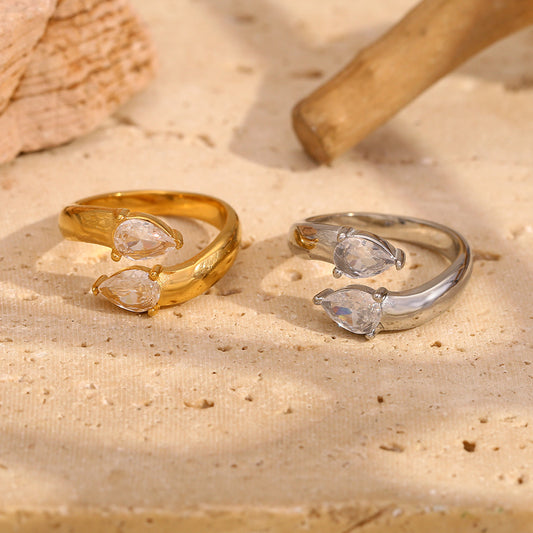 Anello minimalista da donna in acciaio inossidabile a forma di goccia con placcatura in oro 18 carati e accenti di zirconi