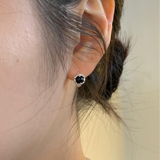 Orecchini a perno minimalisti in onice nero in argento sterling 925 con forma irregolare e finitura placcata