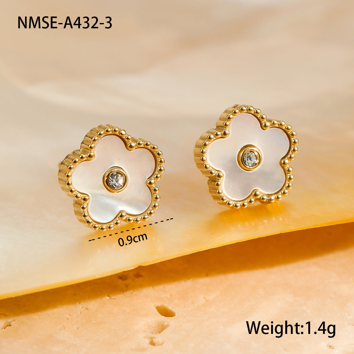 Fashion Minimalist Five-Petal Flower Mother-of-Pearl Pendant Necklace Set in Stainless Steel with Plated Finish