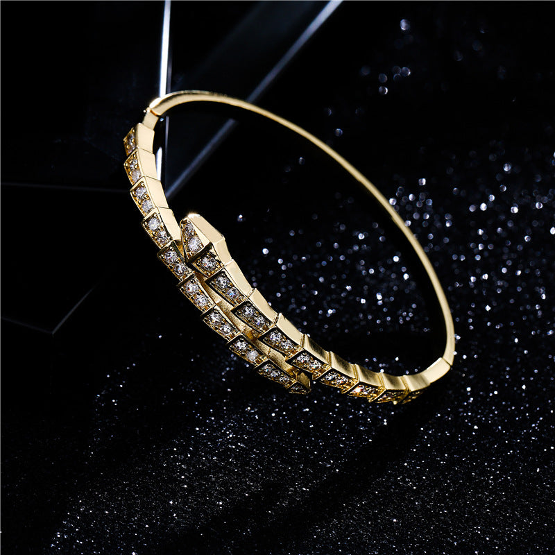 Bracciale in Rame a Forma di Serpente Geometrico con Placcatura in Oro 18K e Zirconi Micro-Incastonati da Donna
