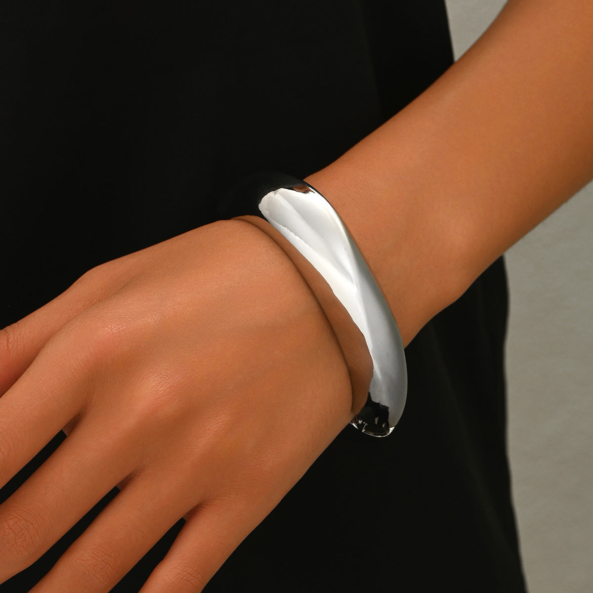 Pulsera rígida torcida minimalista para mujer de aleación de zinc con diseño geométrico y acabado chapado