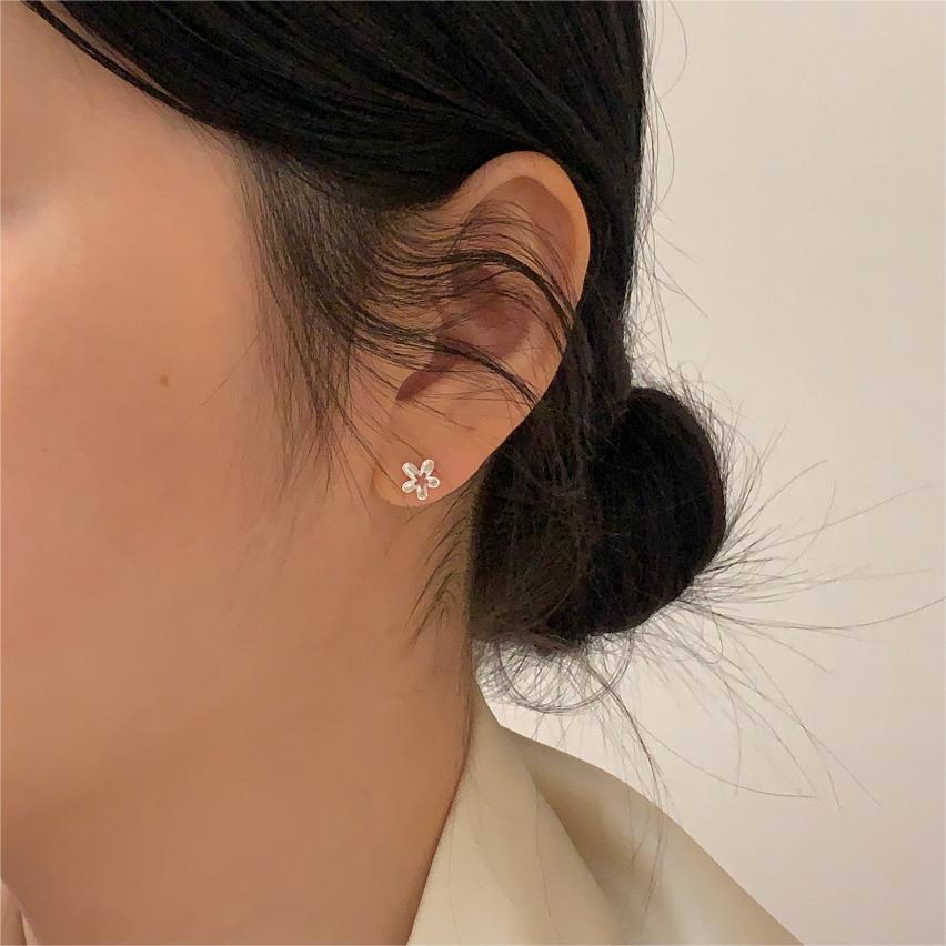 Pendientes Minimalistas de Tuerca con Diseño Floral en Plata de Ley 925 con Baño de Oro, Patrón de Puntos Redondos, Estilo Fresco y Dulce