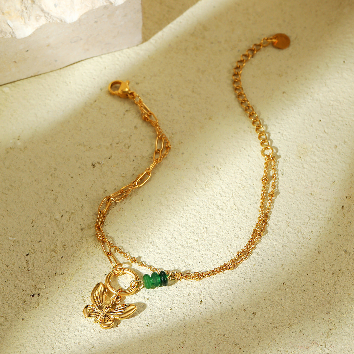 Pulsera de acero inoxidable con forma de mariposa, minimalista y a la moda, para mujer, con cuentas de piedra natural verde y acabado chapado