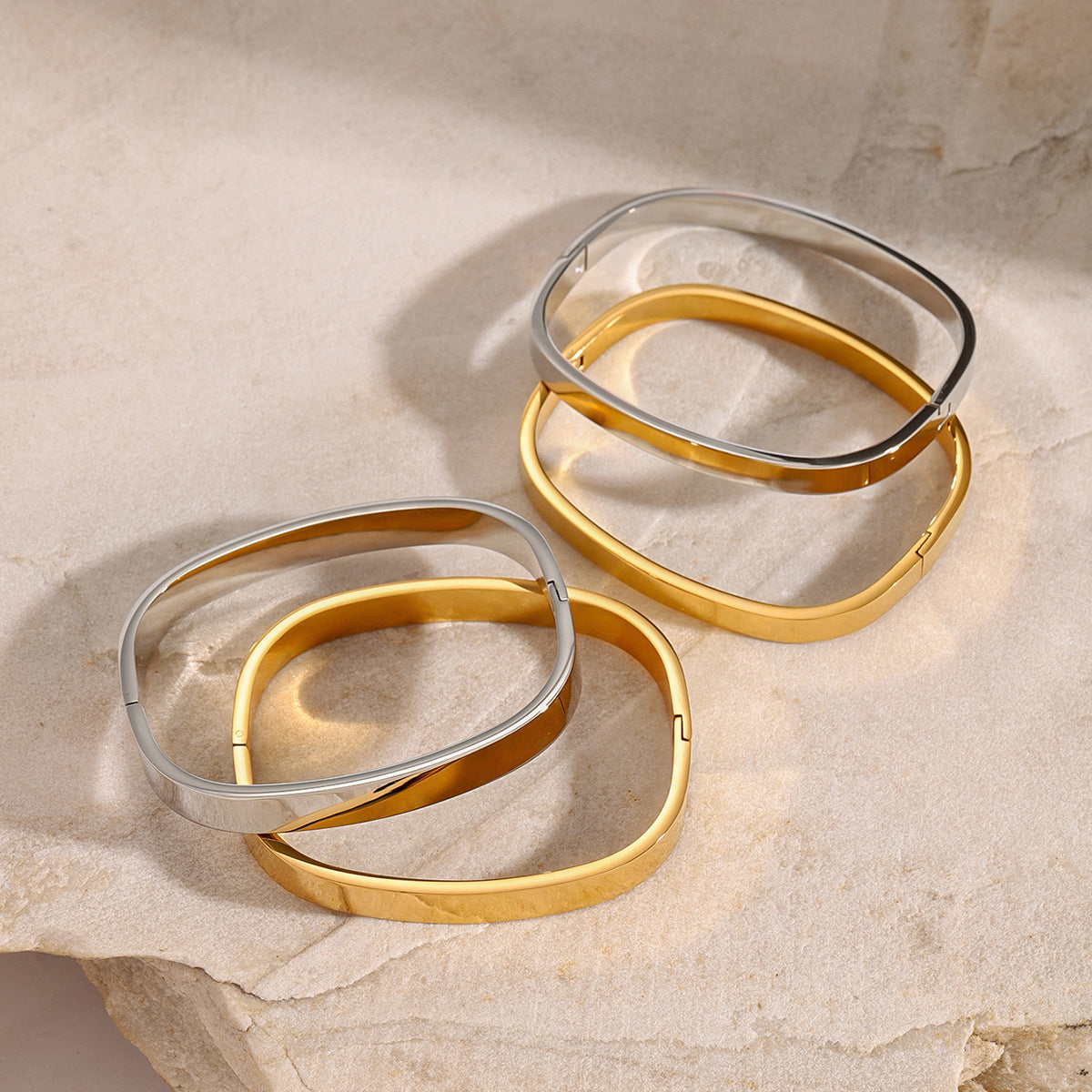 Bracciale a Polsino Minimalista Quadrato in Acciaio Inossidabile con Finitura Placcata per Uomo e Donna
