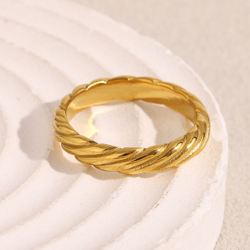 Anello minimalista geometrico in acciaio inossidabile con placcatura in oro 18 carati da donna — Fascia classica alla moda per il pendolarismo con trama diagonale