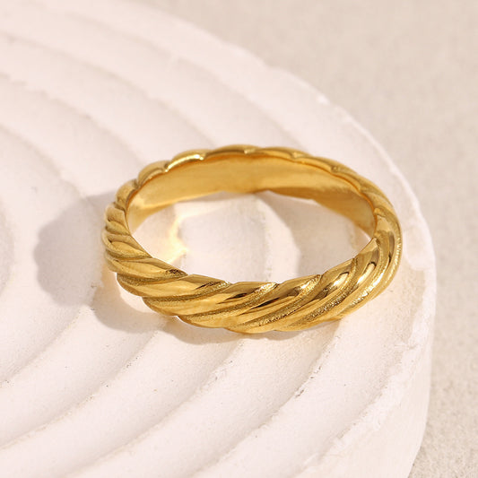 Minimalist Geometric Stainless Steel Ring with 18K Gold Plating for Women — Classic Diagonal Texture Fashion Commuting Band