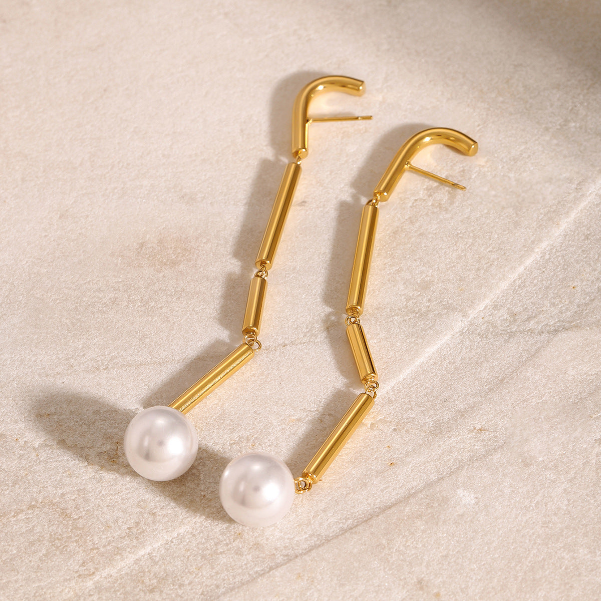 Orecchini pendenti da donna minimalisti geometrici in acciaio inossidabile con finitura placcata e accenti di perle