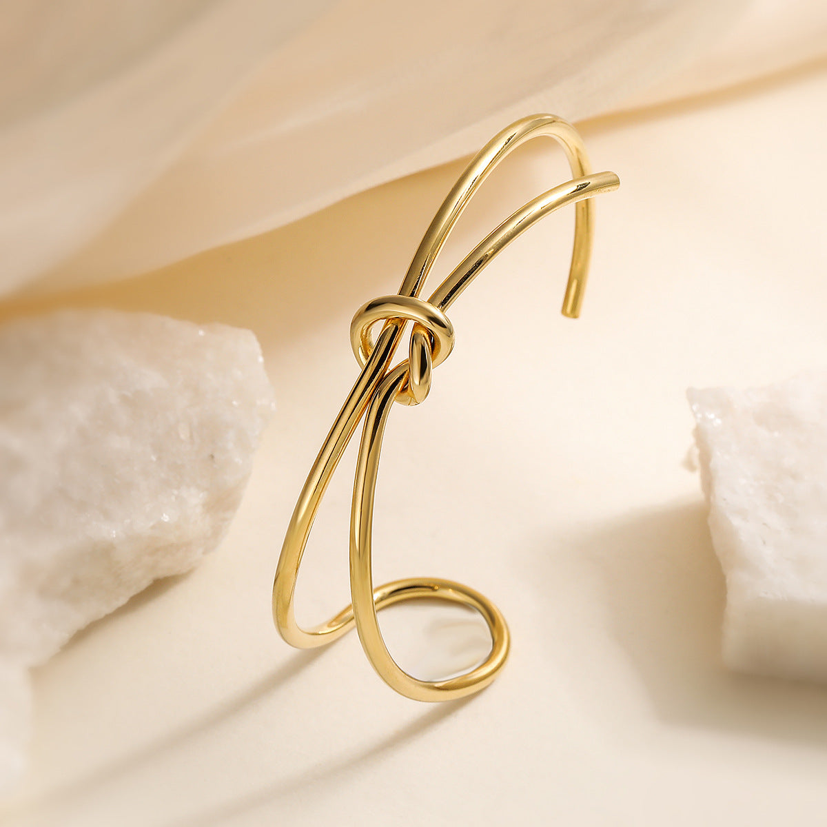 Bracciale aperto geometrico minimalista di lusso da donna in acciaio inossidabile placcato oro 18K dal design irregolare