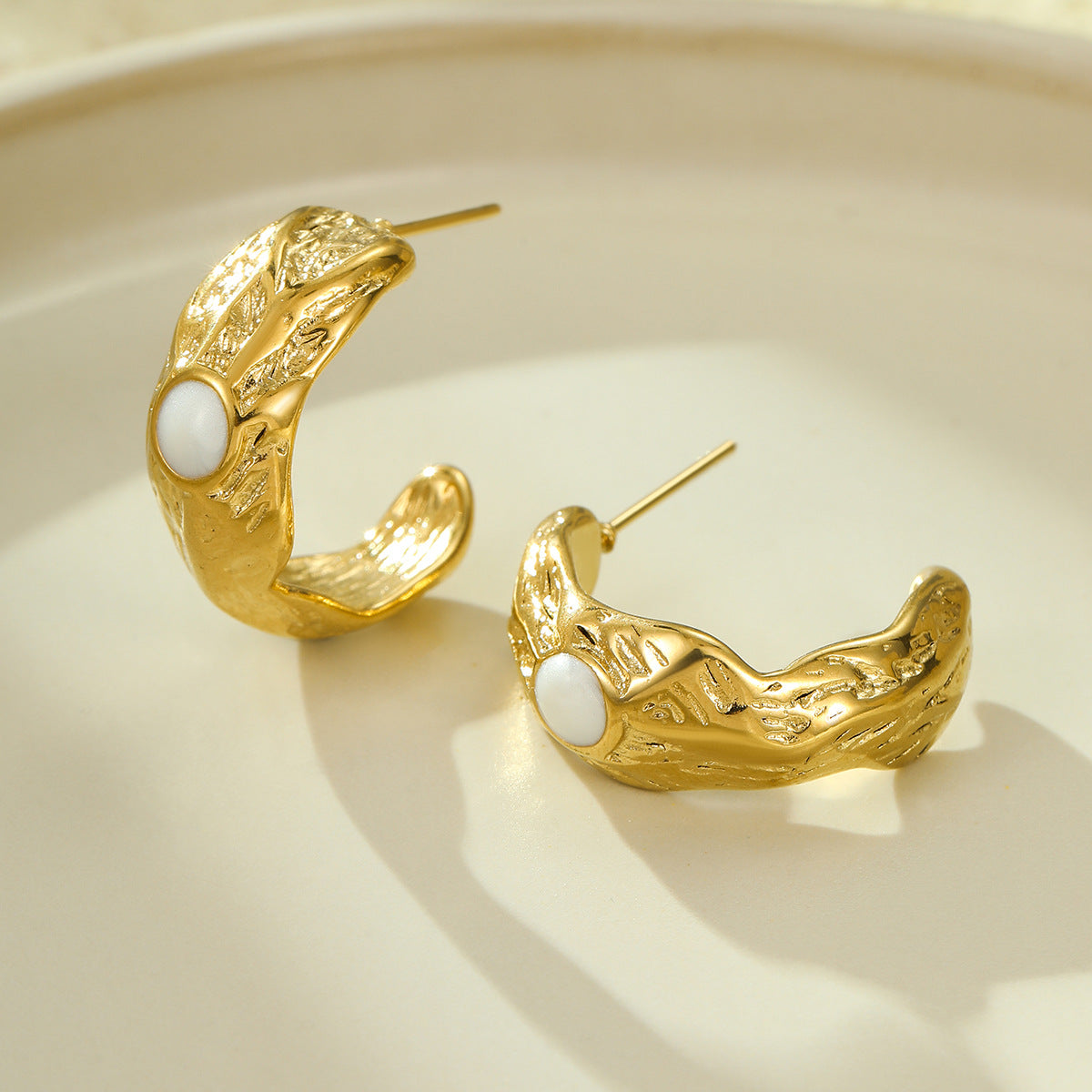 Orecchini a cerchio testurizzati a forma di C in acciaio inossidabile vintage con intarsio in pietra naturale e placcatura in oro 18K