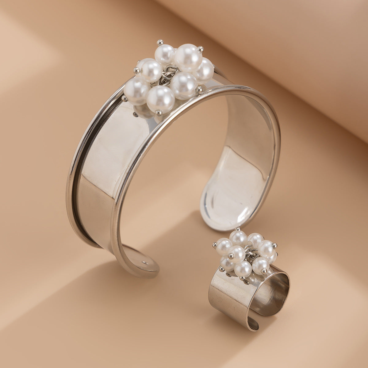 Pulsera con colgante de imitación de perlas estilo vintage con borlas para mujer, con diseño de puño abierto pulido y acabado galvanizado
