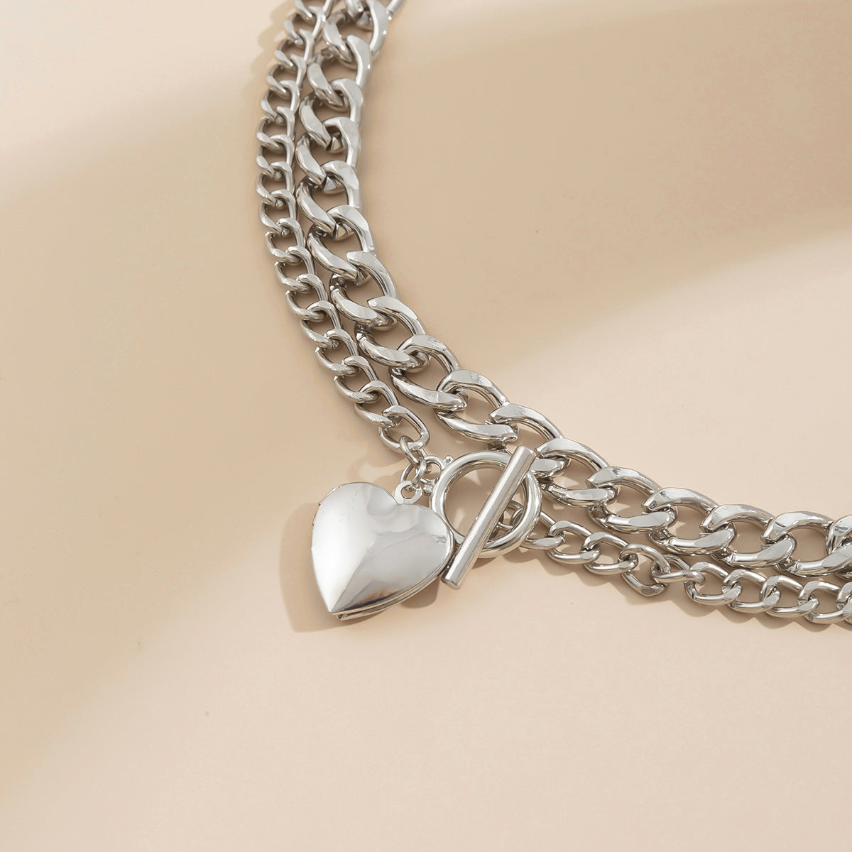 Collana in lega a doppio strato a forma di cuore in stile punk con finitura galvanizzata e catena a croce