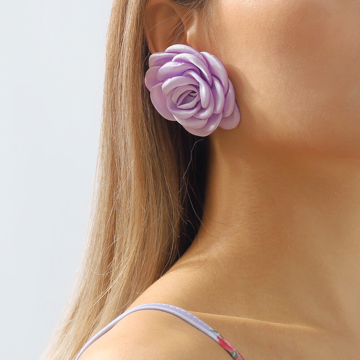Collar de perlas con diseño de camelia chic para mujer, diseño floral y acabado artesanal en hierro y tela