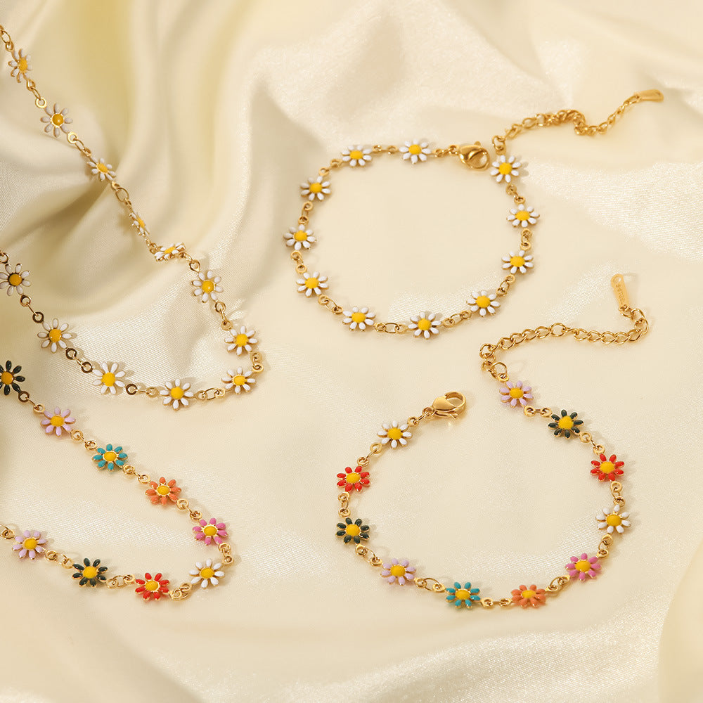 Set di collana e bracciale multistrato alla moda con margherite geometriche in acciaio al titanio placcato oro 18 carati