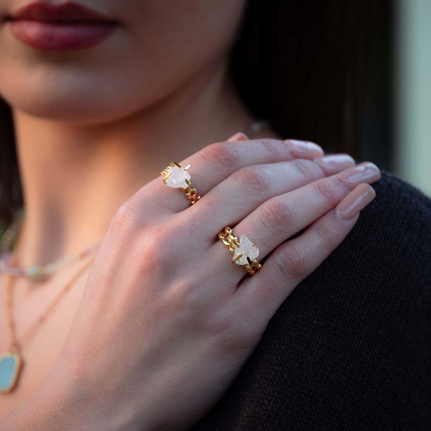 Anello Aperto Minimalista Regolabile da Donna in Acciaio al Titanio con Intarsio in Pietra Naturale e Finitura Placcata