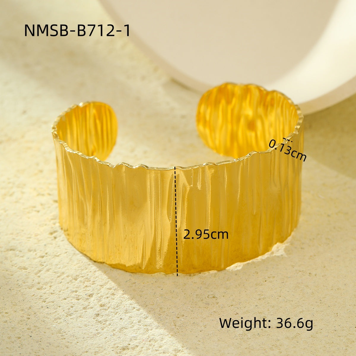 Pulsera Minimalista de Puño Ancho con Textura Irregular de Acero Inoxidable con Baño al Vacío de Oro de 18K
