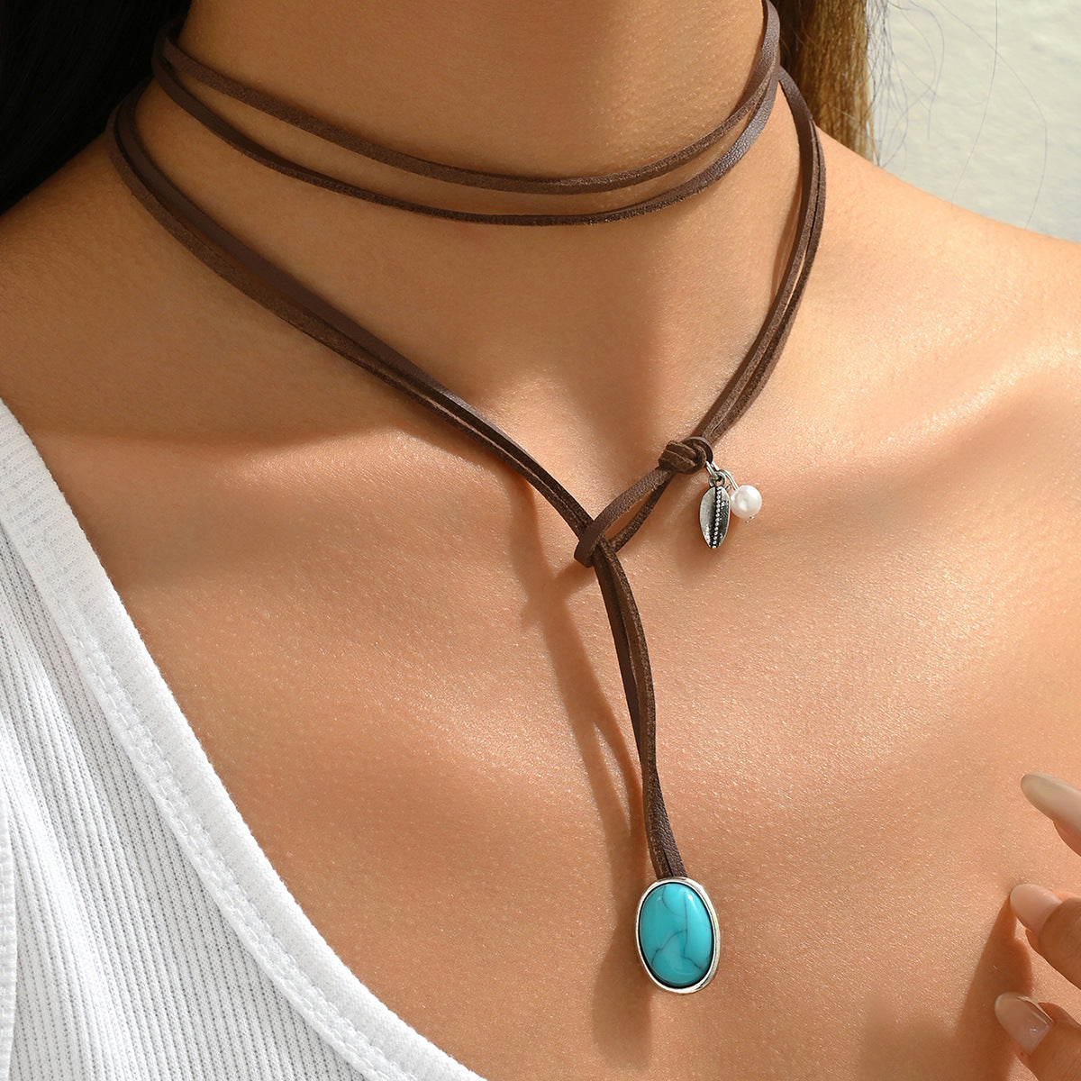 Collana pendente geometrica vintage da donna con intarsi in turchese su catena di cuoio a doppio strato in lega di zinco