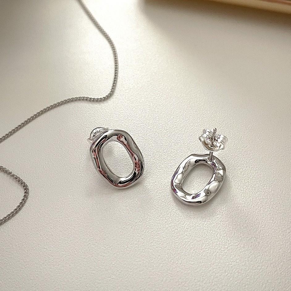 Orecchini a perno da donna asimmetrici a forma di cuore minimalisti in argento sterling 925 con superficie texturizzata