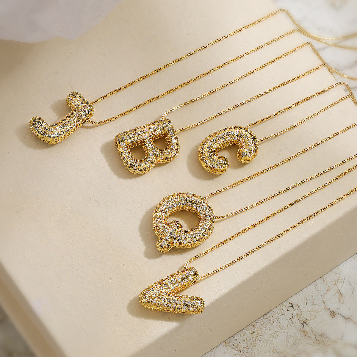 Collana con ciondolo a lettera geometrica minimalista da donna con intarsio in zircone in rame