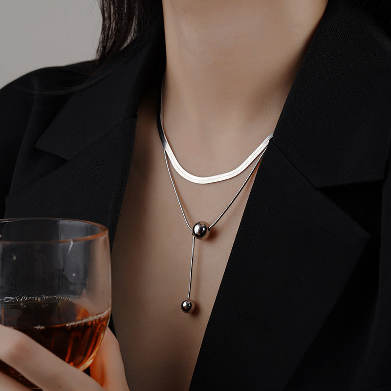 Collana con pendente geometrico minimalista in acciaio al titanio da donna con catena a serpente con finitura lucida e doppia stratificazione per clavicola