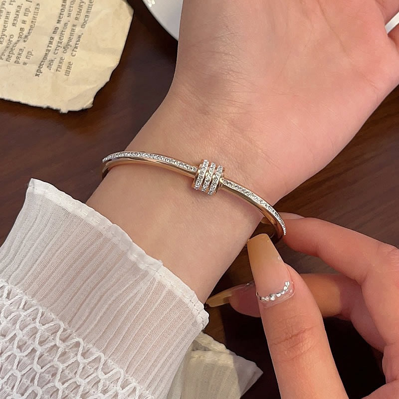 Minimalist Oval-Shaped Titanium Steel Bracelet for Women with Plated Finish, Elegant and Versatile Luxury Hand Jewelry