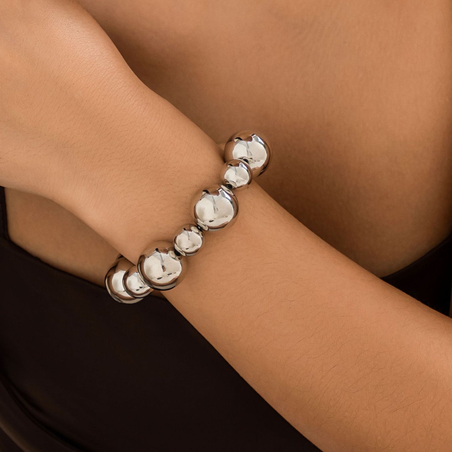 Collana Punk da Donna con Ciondolo Geometrico a Sfera in Lega Galvanizzata e Perle in Resina su Catena a Sfera