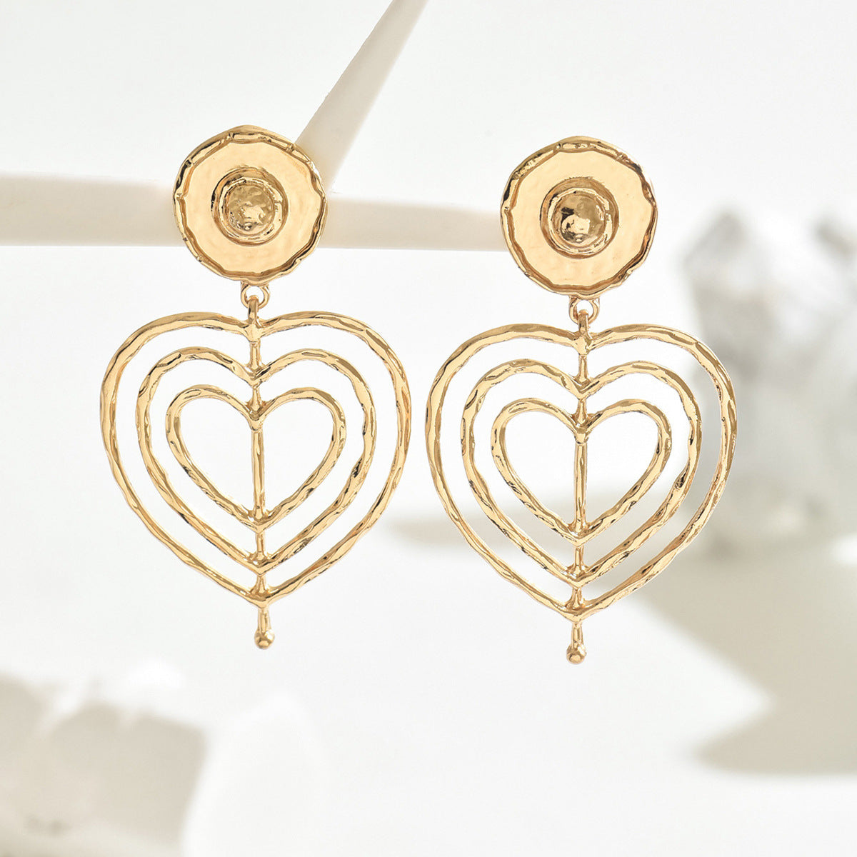Pendientes minimalistas en forma de corazón de aleación de zinc con acabado galvanizado para mujer, aretes versátiles a la moda.