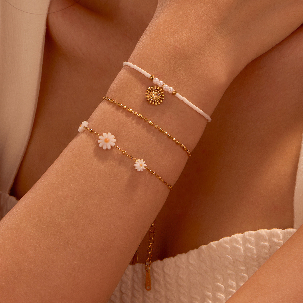Minimalist Daisy Pearl Bracelet in Stainless Steel with Plated Finish for Women
