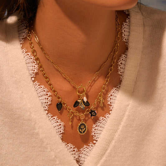 Collana da donna alla moda con ciondolo floreale minimalista in smalto nero e acciaio inossidabile