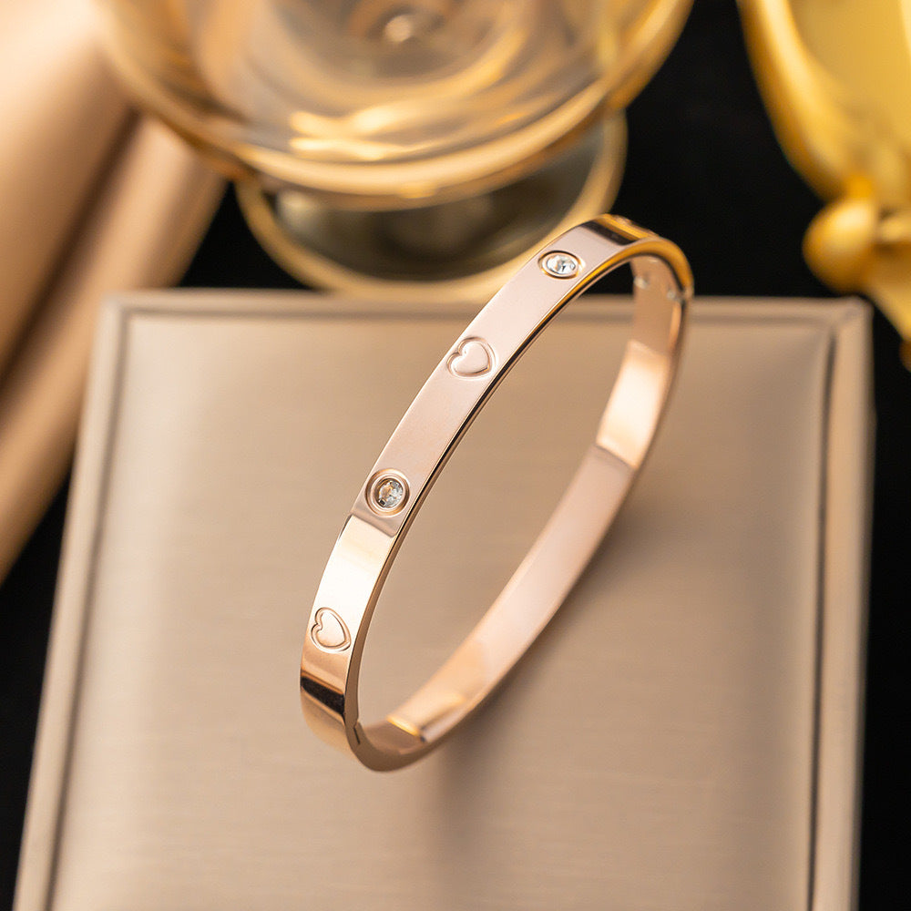 Bracciale alla moda in acciaio al titanio a forma di cuore con intarsi in strass e finitura galvanizzata da donna