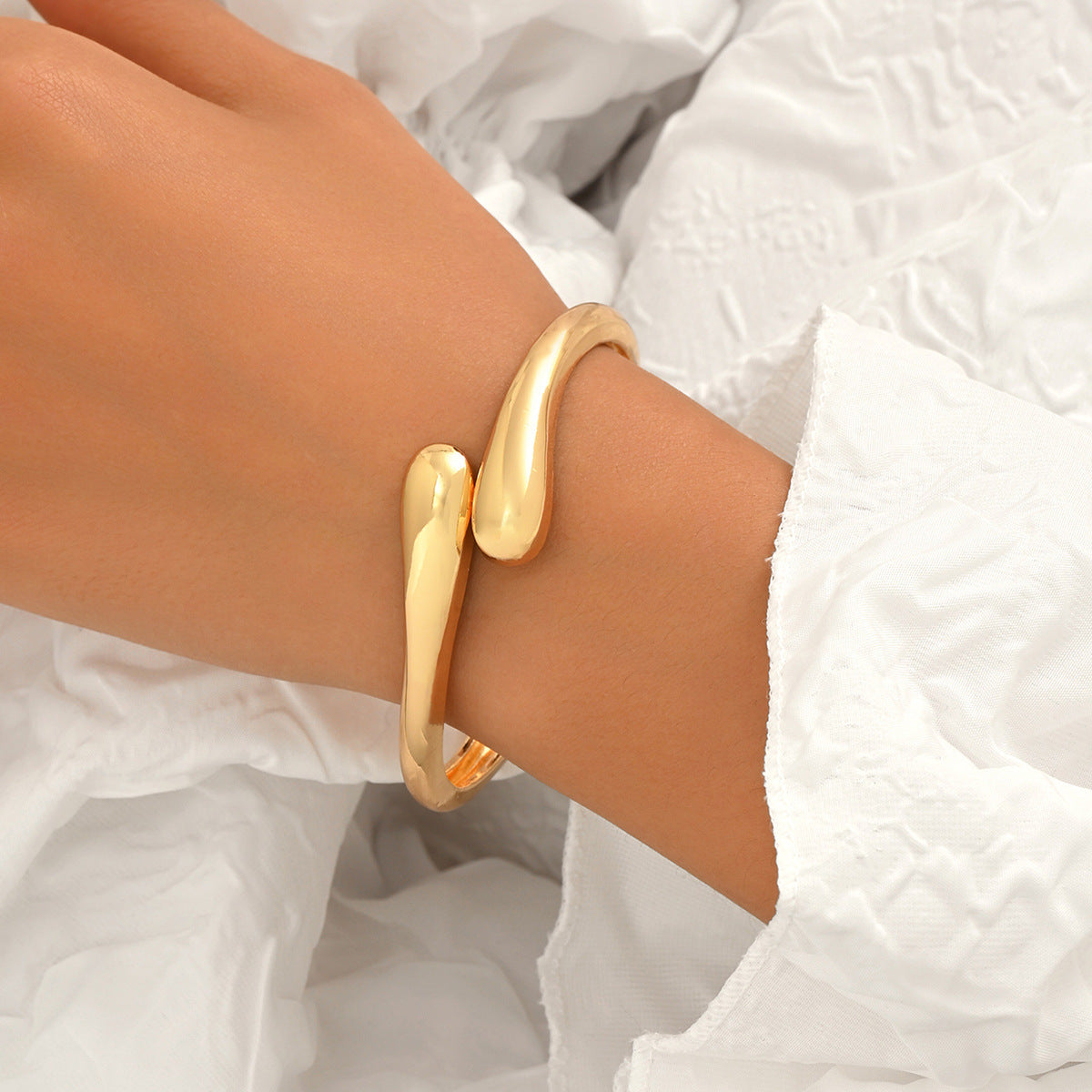 Pulsera de aleación de zinc con chapado en oro de 18 quilates, diseño geométrico arrugado, de lujo ligero para mujer