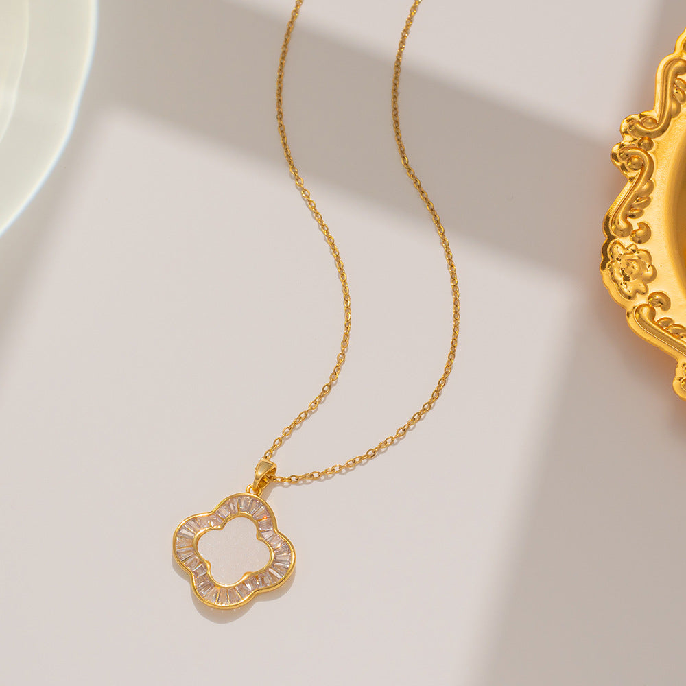 Collana a Trifoglio Minimalista in Acciaio al Titanio con Zircone e Pendente in Madreperla su Catena O per Donna