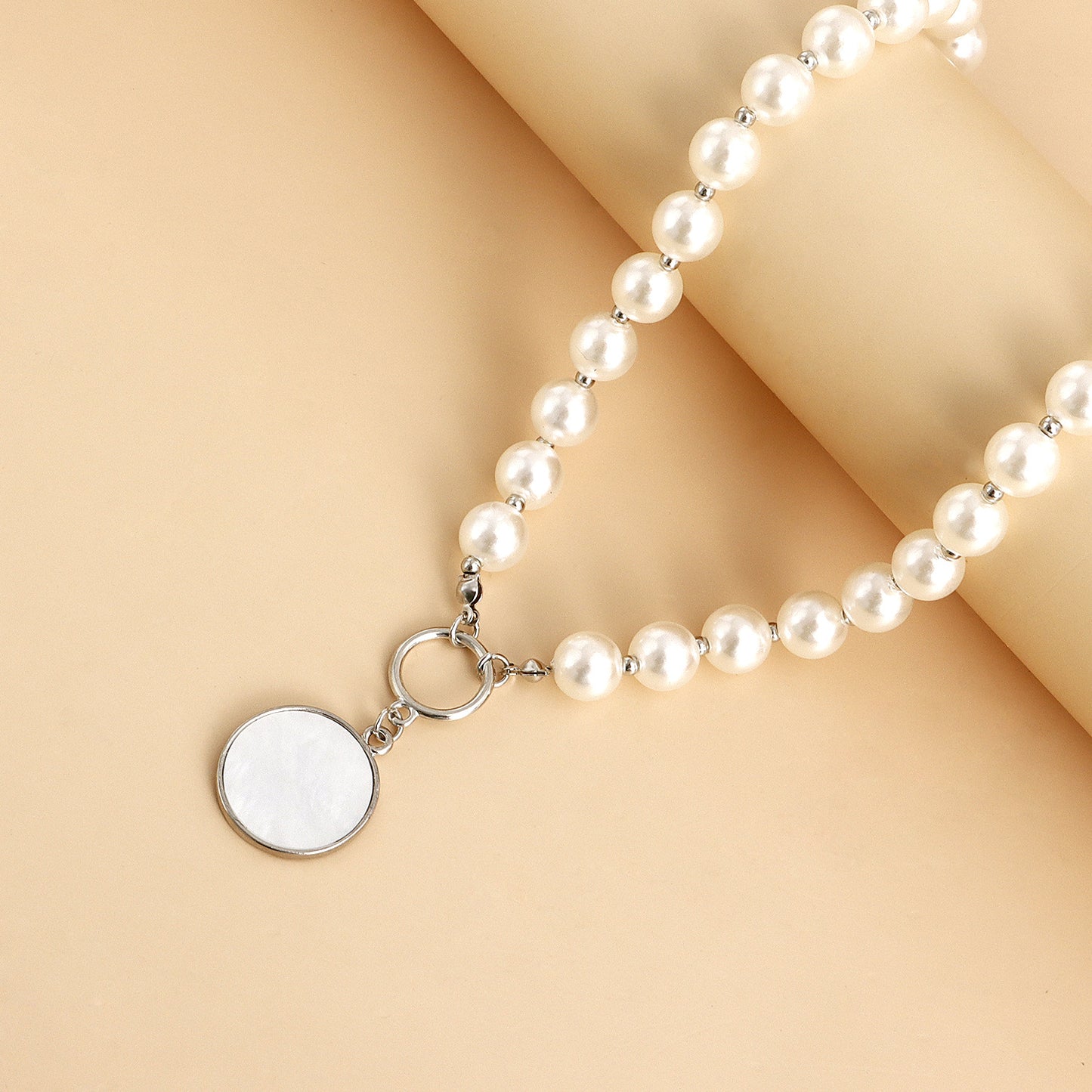 Fashionable OL Style Geometric Circle White Mother-of-Pearl Pendant Necklace for Women with Alloy Base and Electroplated Finish